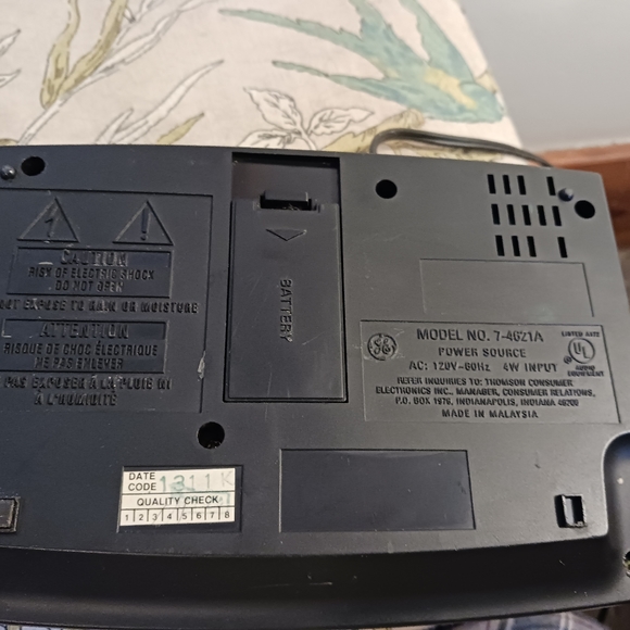 Vintage General Electric (GE) Clock Radio - Picture 6 of 8